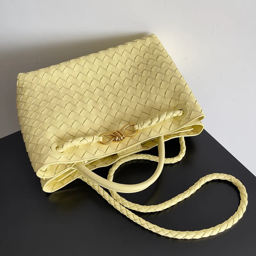 The 2023 new Andiamo batch of 2260 BV has been shipped‼ ️Really popular🔥The new Andiamo woven handbag launched by Bottega Veneta this season is really popular all over the world! ! Celebrities at home and abroad have worn it, and Oscar-winning actress Michelle Yeoh has taken it out on the street. Song Jia, Trai Yara, Yu Feihong, Sanji Ayaka, Rosie Hunting-Whiteley, Yoshioka Riho, etc. have all picked up this bag. It is classic and versatile, showing off its temperament, and the bag capacity is also large, which is very convenient for daily commuting! ! A variety of carrying methods, the shoulder straps can be adjusted by yourself, the original lambskin feels soft and delicate, and the unisex style breaks the gender boundaries and brings a more practical and long-lasting use experience. Andiamo, which has both elegant and casual styles, perfectly interprets the true appearance of "fashionable old money style". Style number: 743572 Size: 32*24*12